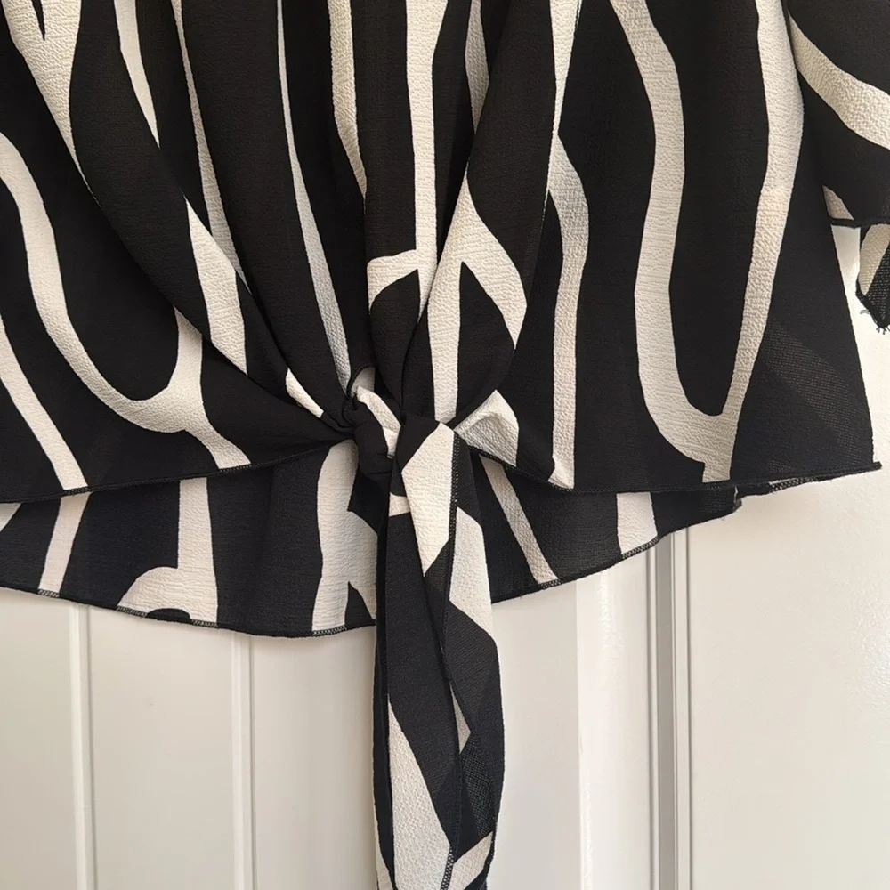 Vici Black and Off white Zebra Print Women's Top Size S - Picture 3 of 8